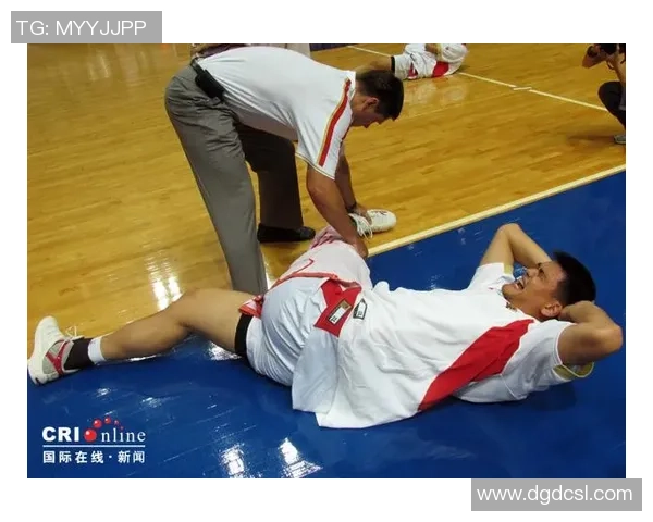 姚明在篮球场上挑战自我独自对抗高手展现非凡实力与风采