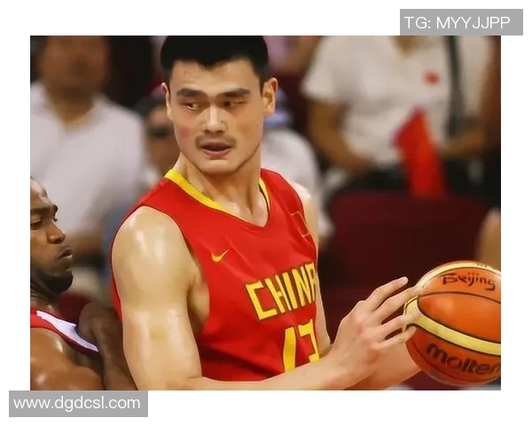 姚明如火车般奔驰在篮球赛场上展现无与伦比的力量与速度