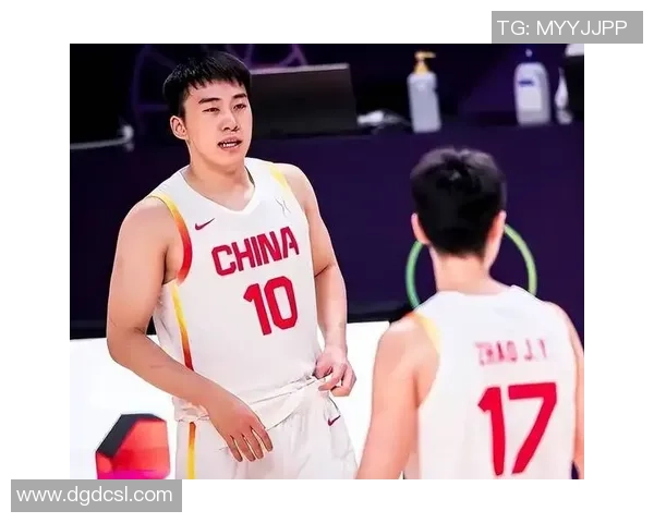 姚明携手女子篮球运动员共创辉煌展现体育精神与性别平等的新时代